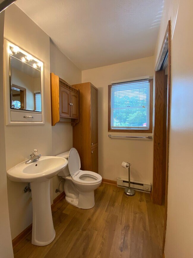 Building Photo - 1 Bedroom Apartment with ALL appliances