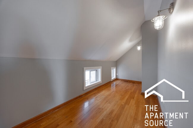 Foto del edificio - 2655 W Homer St