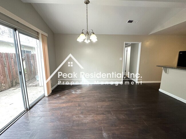 Foto del edificio - Updated 2bd/1ba North Highlands Duplex wit...