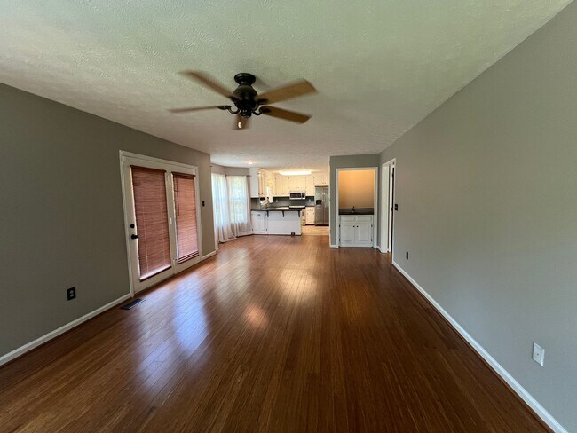 Foto del edificio - Spacious 5-Bedroom Home on Over Half an Ac...
