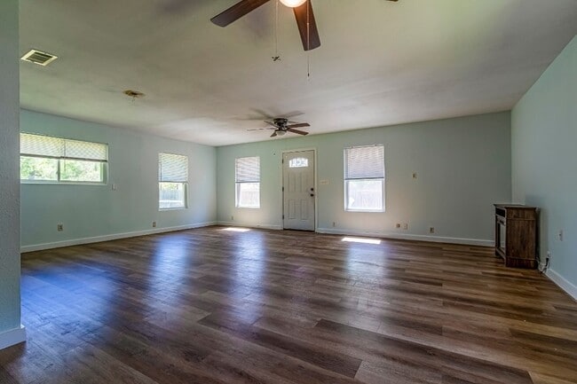 Building Photo - 314 Normagene St