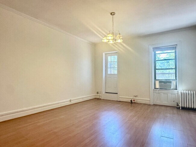 Building Photo - 320 W 106th St