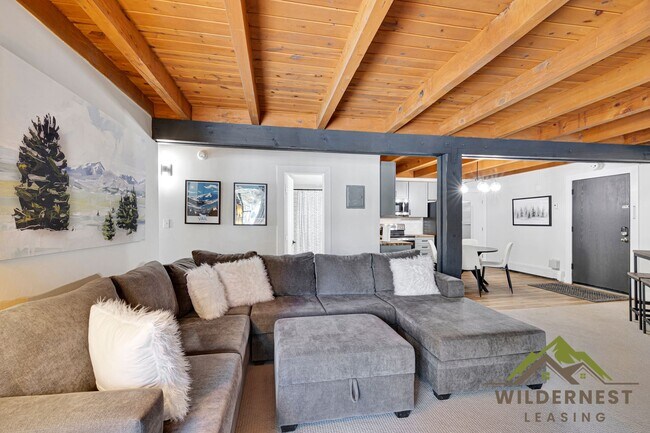 Building Photo - Gorgeous Remodeled Treehouse 2 Bed with Mo...