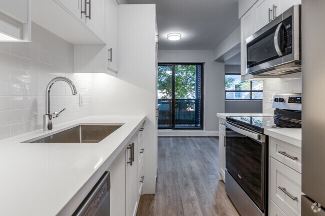 2 chambres, 1 salle de bain - 700 pi2 - Cuisine - 1791 King Street East