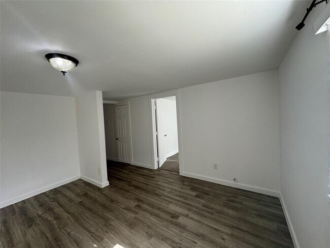 Building Photo - 911 Knight St