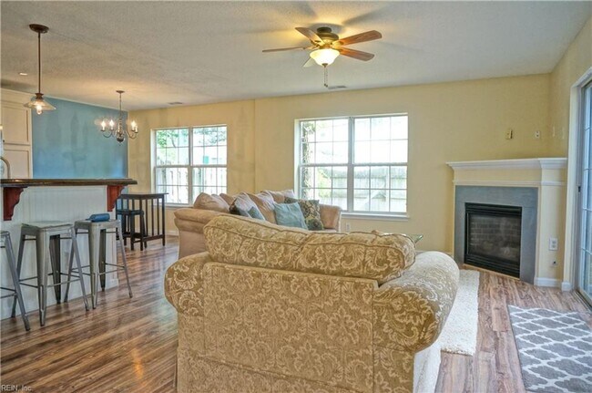 Building Photo - Lovely Townhome