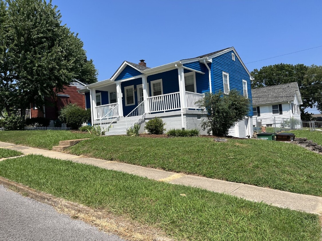 3 BEDROOM 1 BATH HOUSE LOCATED IN THE CHAR... Apartment for Rent in