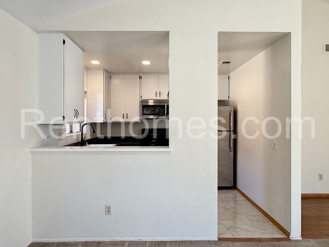 Foto del edificio - Rancho Bernardo, 11263-D Avd De Los Lobos, Upper Corner unit, AC, Fireplace, Comm Pool, Spa, Tenn...