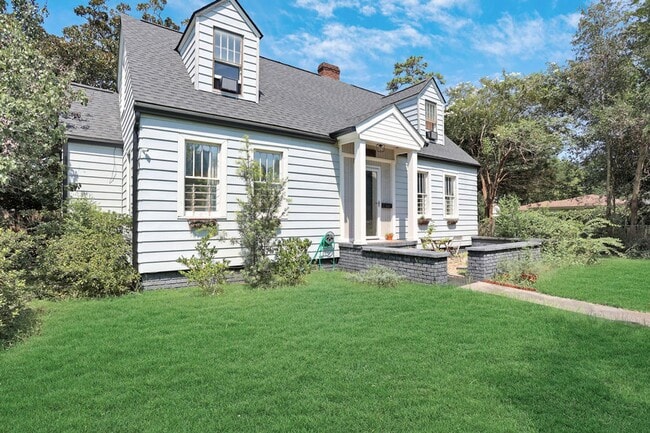 Building Photo - Charming bungalow downtown
