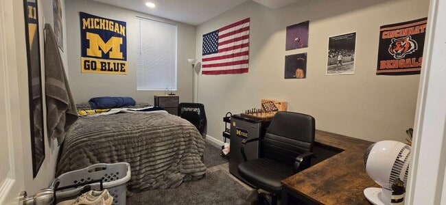 Building Photo - 328 Thompson St