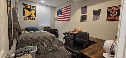 Building Photo - 328 Thompson St