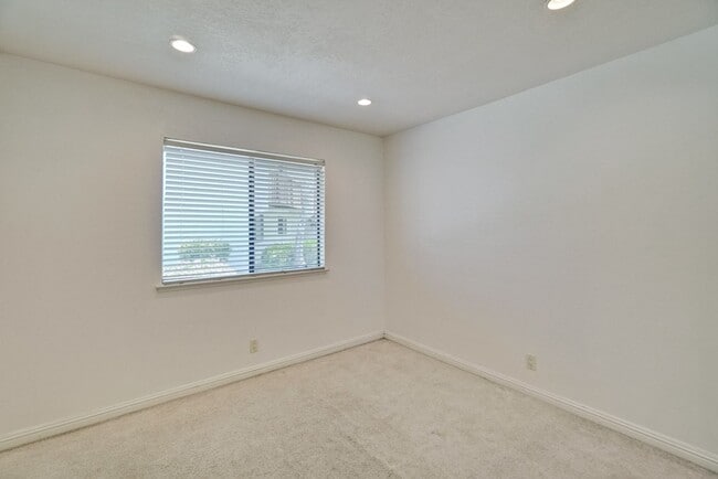 Building Photo - 2201 Monroe #505