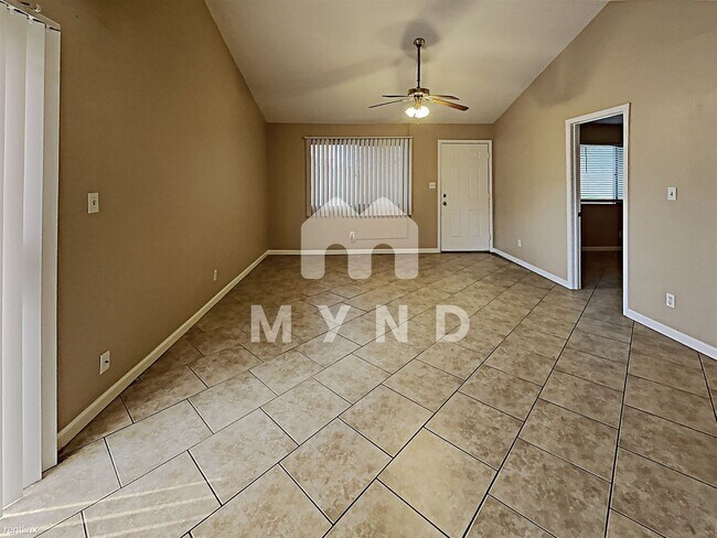 Foto del edificio - 3 br, 1.5 bath Townhome - 944 S Valencia U...