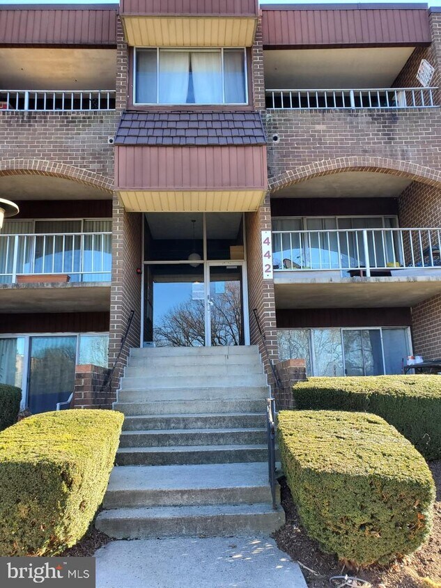 442 Girard St Unit 276, Gaithersburg, MD 20877 Room for Rent in