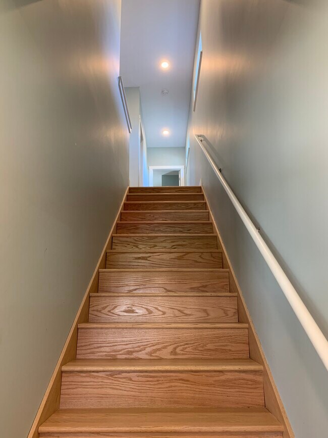 Escaleras - 142 Straight Ave SW