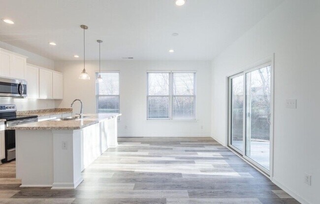 Foto del edificio - 8060 Clarks Creek Ct