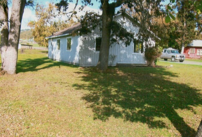 Building Photo - Roberts Creek 4 bedroom with 2 acres and barn