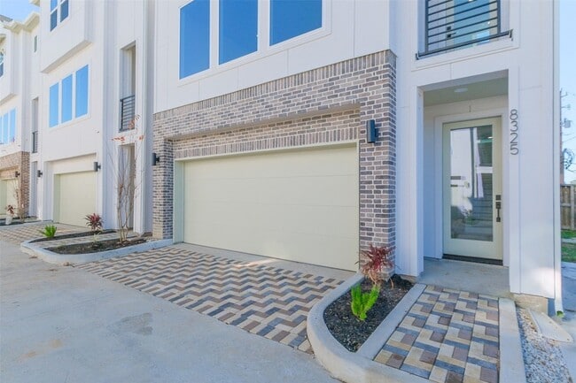 Building Photo - 8315 Brecha Ln
