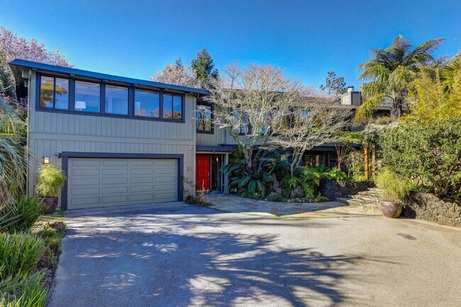 Foto del edificio - FIVE BEDROOM THREE-AND-A-HALF BATH HOME WI...