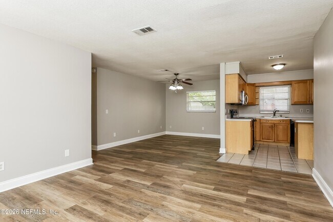 Foto del edificio - 7930 Rondeau Dr E