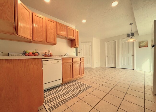 Building Photo - 352 E Newsome Park Ln