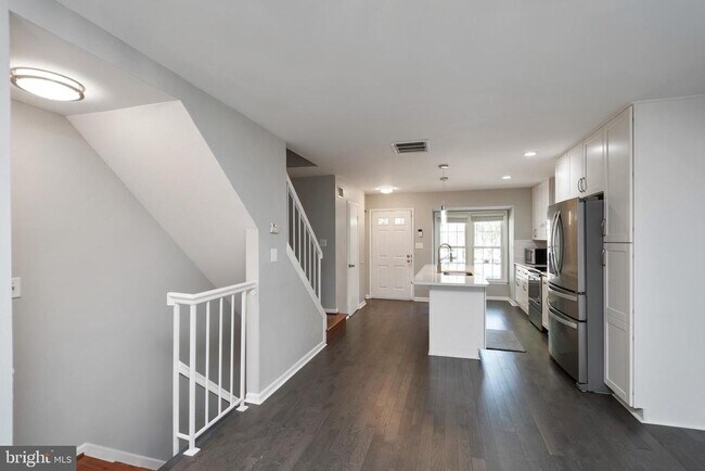 Building Photo - 8550 Springfield Oaks Dr