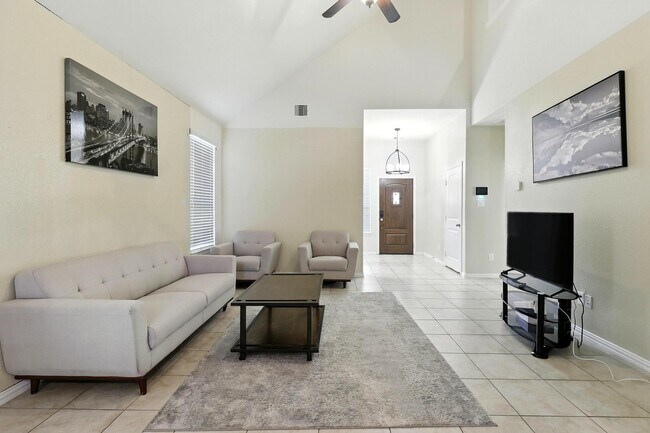 Building Photo - 1627 Northwood Springs Dr