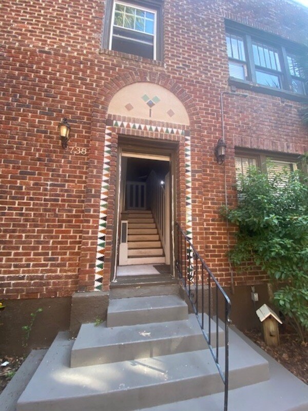 Foto del edificio - 2738 Riverside Ave