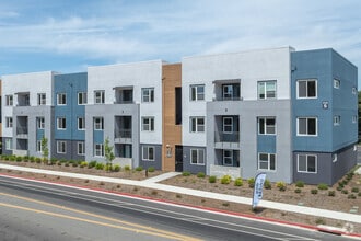 Building Photo - Axis at Davis