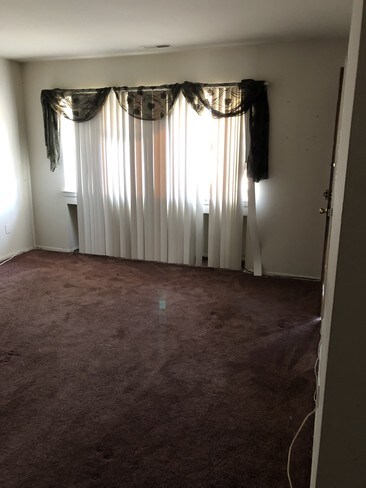 Sala de estar - 2439 Tremont St