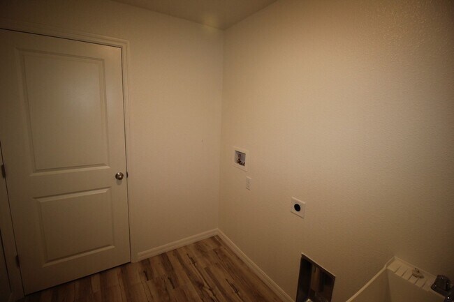 Foto del edificio - Gorgeous 2021 Built 4 Bed 2 Bath Home in P...