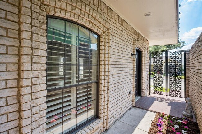 Foto del edificio - 5801 Orchid Ln
