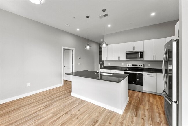 Building Photo - 999 Main St