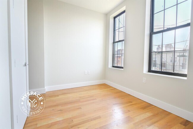 Foto del edificio - 17-15 Greene Ave