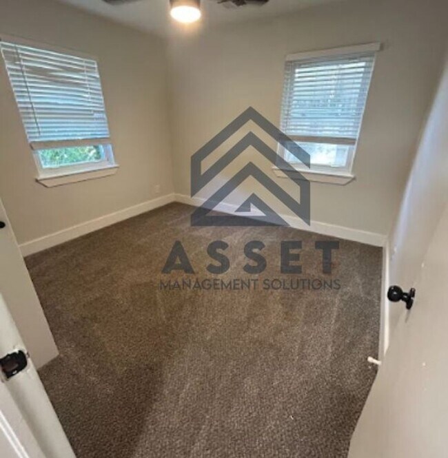 Building Photo - 2116 Westchester Dr