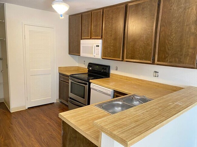 Building Photo - 6880 Bear River Row