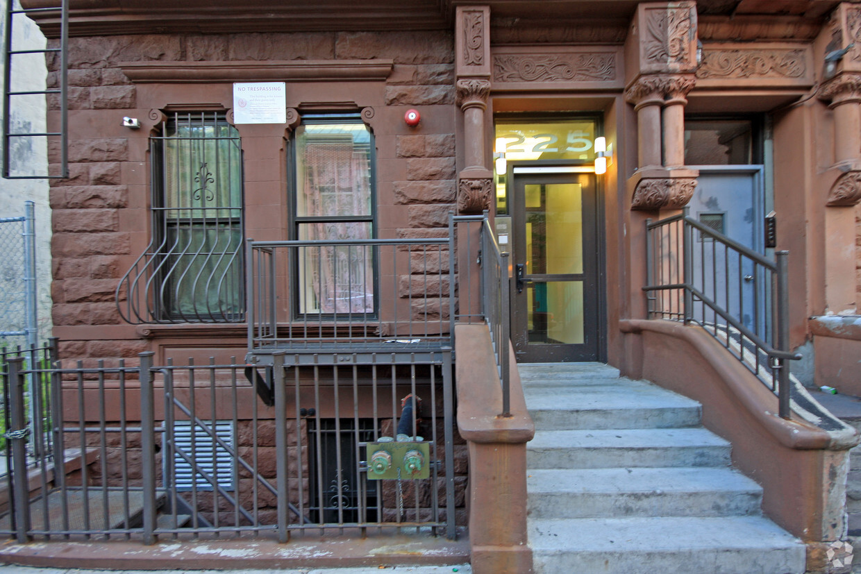Building Photo - 225 W 115th St