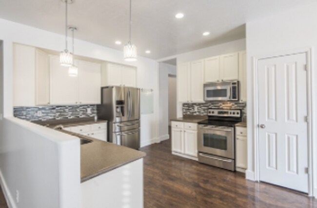 Foto del edificio - Beautiful 5 Bed | 2.5 Bath | 3 Car Single Family Home