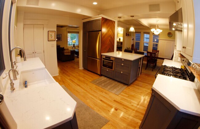 Building Photo - 2919 E Cherry St