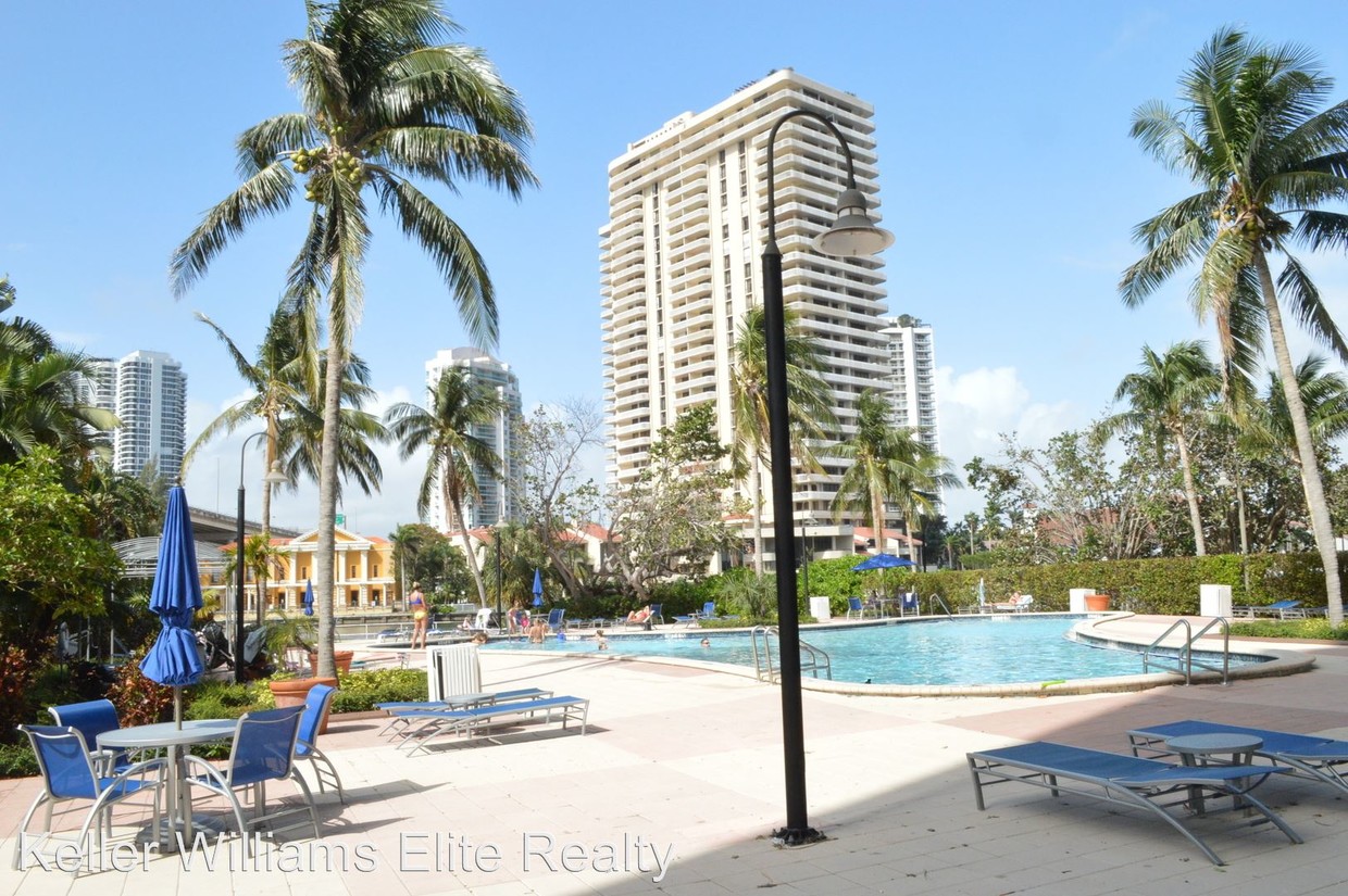 Foto principal - 19390 Collins Ave