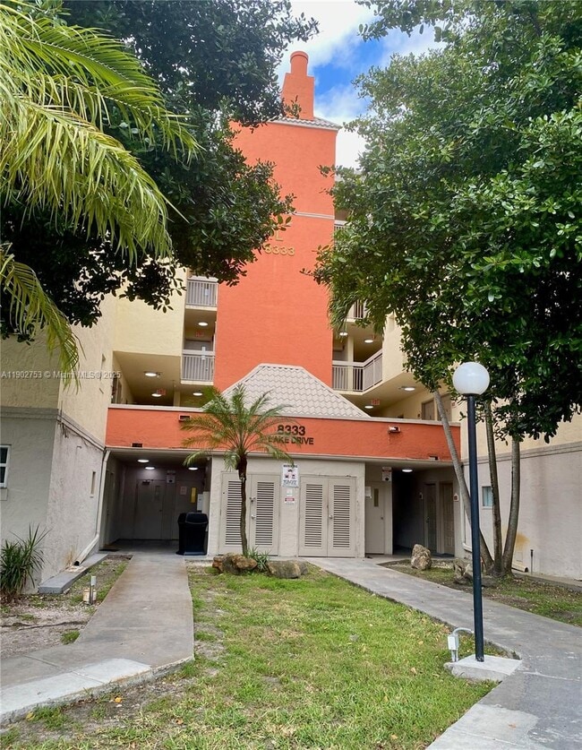 Foto del edificio - 8333 Lake Dr