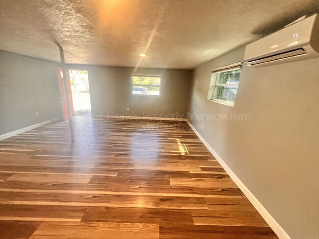Building Photo - 1110 Poinsettia Ave