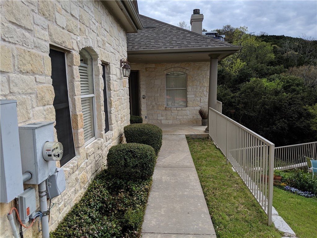 Primary Photo - 5511 Oakwood Cove
