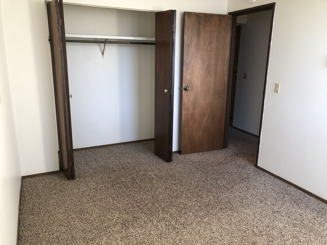 Bedroom & large closets - 918 Roberts Ave