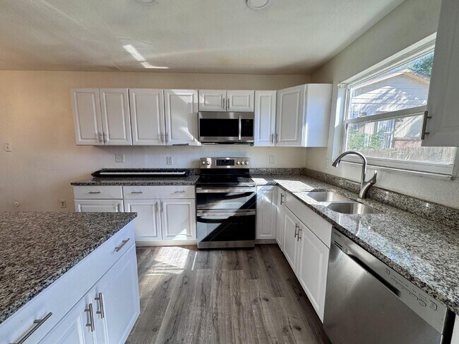 Building Photo - 2507 Rainbow Dr