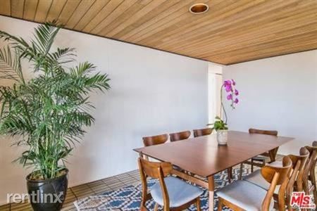Foto del edificio - 1535 Blue Jay Way