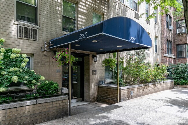 Building Photo - 225 E 76th St
