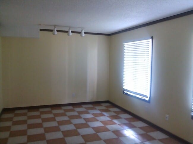 Building Photo - Chapel Hill -Mill Creek 4BR/2BA Garden-sty...