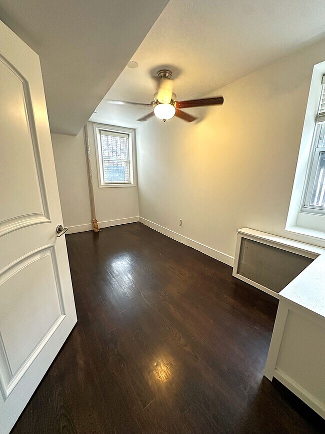 Foto del edificio - 33-12 28th St