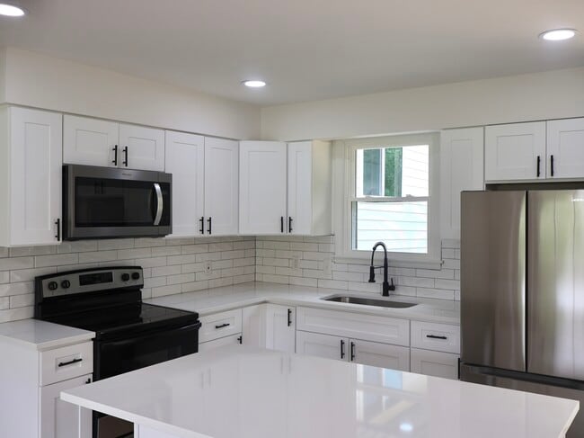 Building Photo - 129 Lake Point Dr